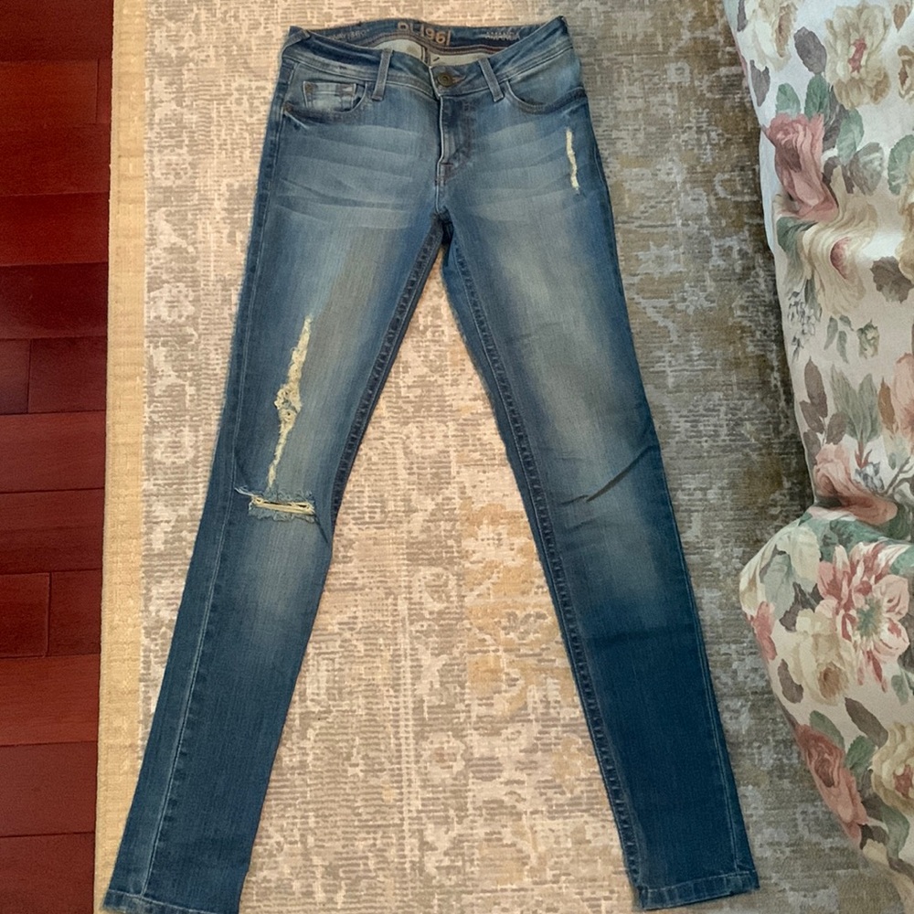 Denim 4way stretch. Distressed detail in front. High waist Style:Amanda